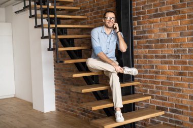 İnce iş adamı telefonla iş görüşmeleri yapıyor.