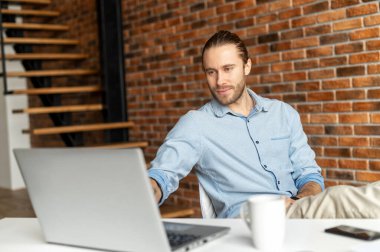 Dizüstü bilgisayarda çalışan rahat başarılı bir çalışan.