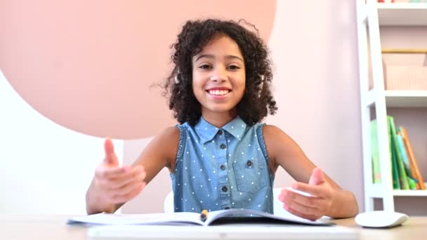 Schattig Afrikaans meisje is het studeren online — Stockvideo