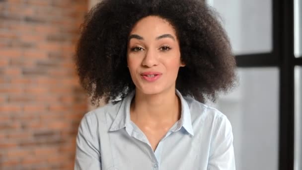 Chat de vídeo con una mujer afro-americana amigable — Vídeos de Stock