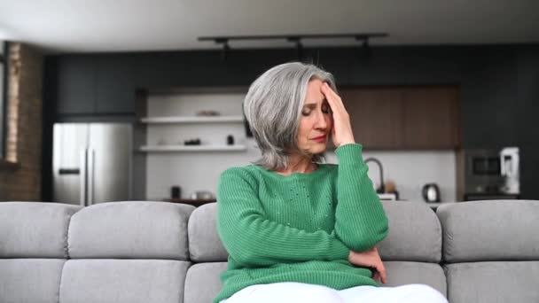 Ältere Seniorin hat Kopfschmerzen — Stockvideo