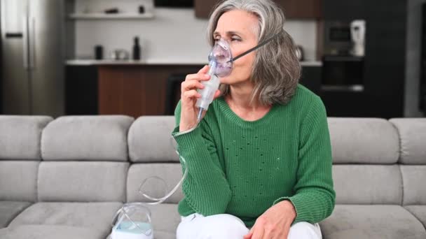 Senior hembra está usando inhalador — Vídeos de Stock