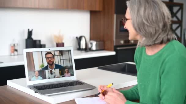 Madura mujer mayor está utilizando un ordenador portátil para videollamada en casa — Vídeos de Stock