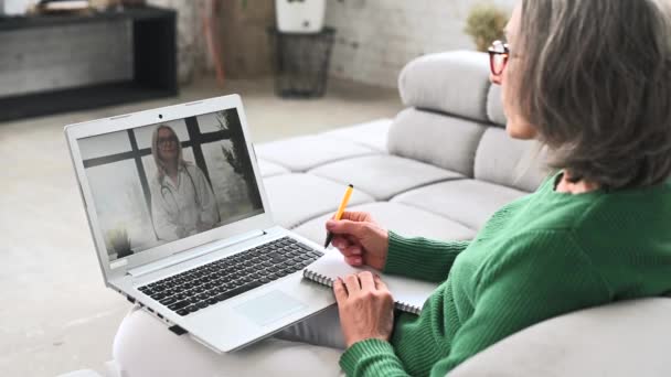 Ältere Seniorin benutzt Laptop zu Hause — Stockvideo