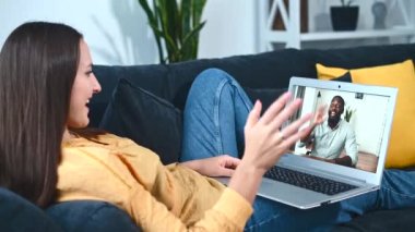 Kapalı alanda rahat gömlekli bir kadın.