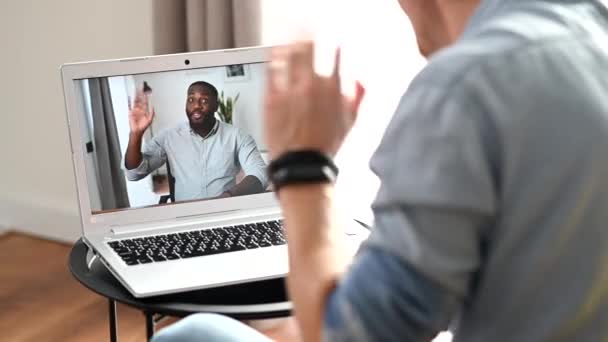 Un ragazzo intelligente in camicia casual intelligente — Video Stock