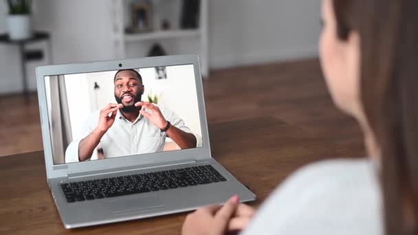 Uma jovem está usando um laptop para videochamada — Vídeo de Stock