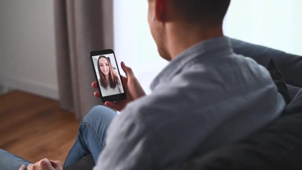 Ein intelligenter Kerl im schicken lässigen Hemd — Stockvideo