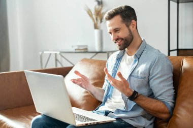 Dizüstü bilgisayarı olan genç sakallı hippi.