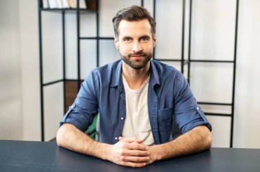 Genç sakallı adam online röportaj için hazır.