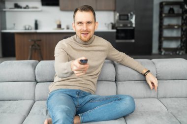 TV kumandalı genç sakallı hippi.