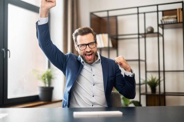 Dizüstü bilgisayarlı başarılı genç sakallı iş adamı.