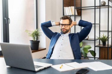 İş yerinde başarılı sakallı genç iş adamı