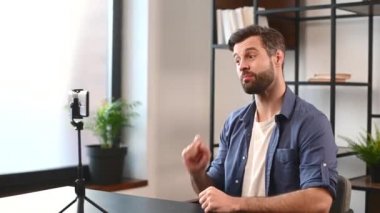 Genç sakallı hippi erkek blogcu vlogger