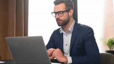 Yakışıklı iş adamı video araması için laptop kullanıyor