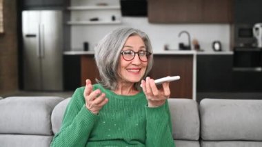 Olgun büyükanne sesli mesaj kaydediyor.