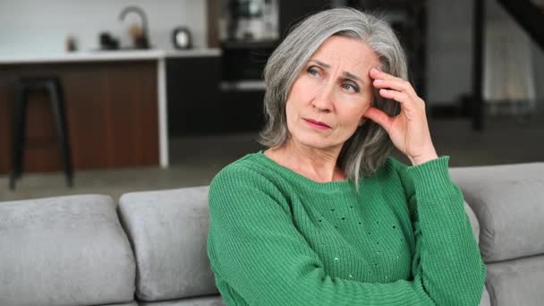 Penciv äldre kvinna med grått hår — Stockvideo