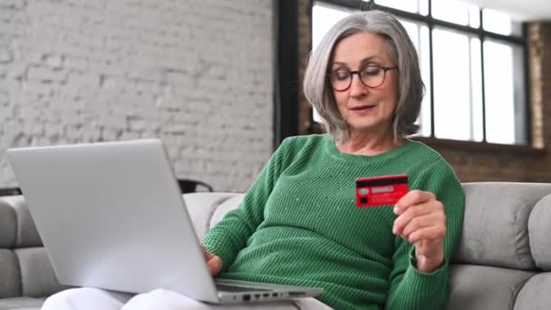 Feliz señora mayor de compras en línea — Vídeo de stock