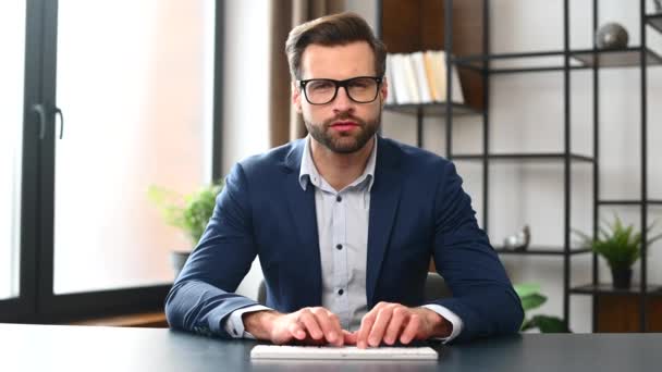 Exitoso joven hombre de negocios barbudo con portátil — Vídeos de Stock