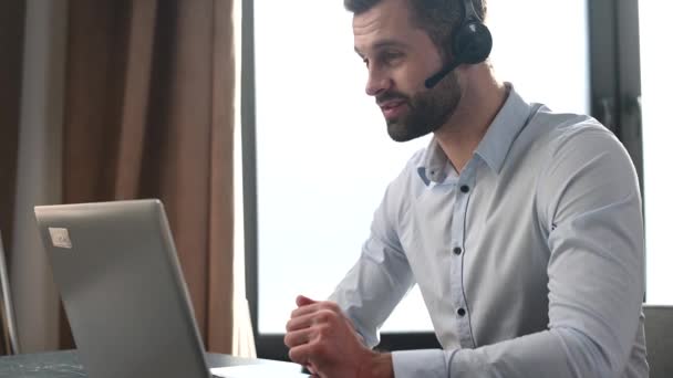 Porträt eines gutaussehenden jungen Geschäftsmannes im Headset — Stockvideo