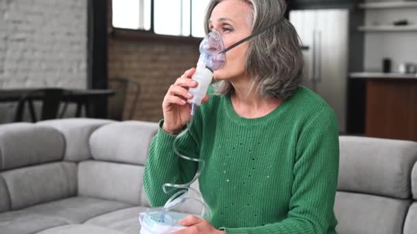 Malade femme âgée faisant inhalation à la maison — Video