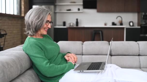 Volwassen zakenvrouw zwaaien naar de laptop — Stockvideo