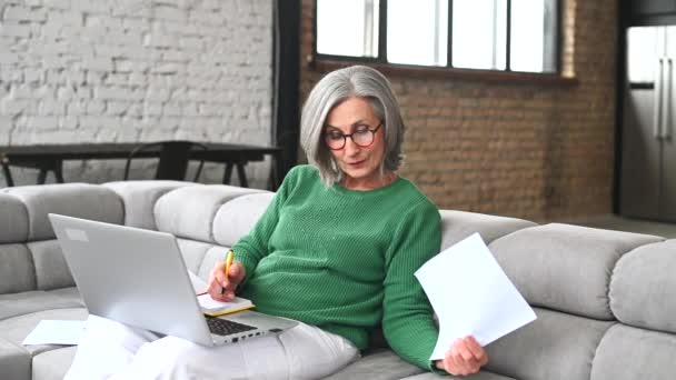 Wanita senior yang dewasa menggunakan laptop di rumah. — Stok Video