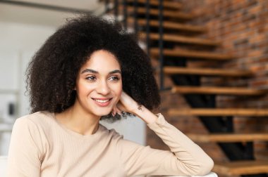 Kameraya poz veren çok ırklı genç bir kadının portresi.