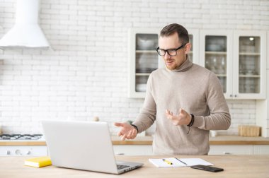 Yakışıklı, kendine güveni tam bir Avrupalı iş adamı online bir toplantıda sunum yapacak.