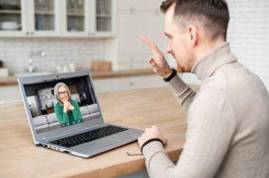 Yetişkin bir oğul video aracılığıyla annesiyle konuşuyor.