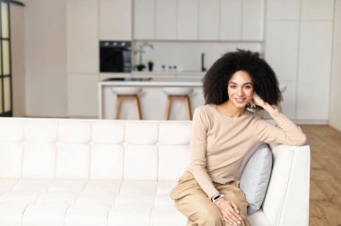 Rahatlamış gülümseyen milenyum Afrikalı Amerikalı kadın