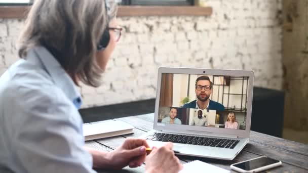 Mulher na frente do laptop falando online — Vídeo de Stock