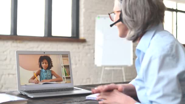 Madura mujer de negocios de pelo gris en auriculares — Vídeos de Stock