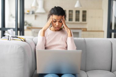 Karışık ırktan serbest çalışan kadın baş ağrısı çekiyor.