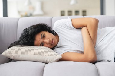 Depresyondaki genç Afrikalı Amerikalı genç kız