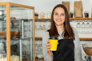 İş yerinde genç bir bayan barista.