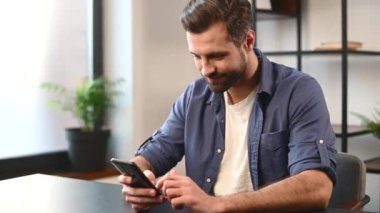 Bir adam akıllı telefon kullanıyor.