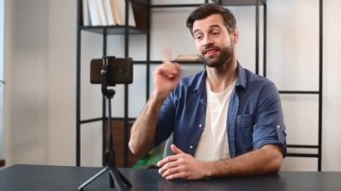 Genç sakallı hippi erkek blogcu vlogger