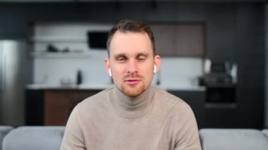 Kendine güvenen genç sakallı bir adamla görüntülü konuşma.