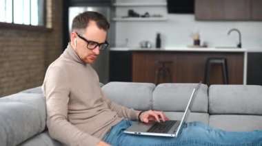 Belgeleri, programları, raporları inceleyen ciddi bir işadamı.