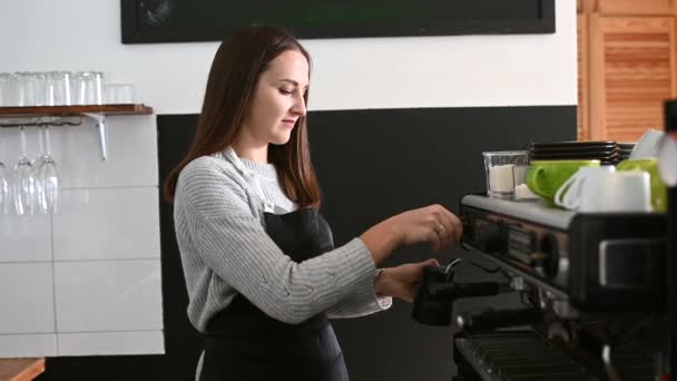 Una camarera en delantal preparando café — Vídeos de Stock