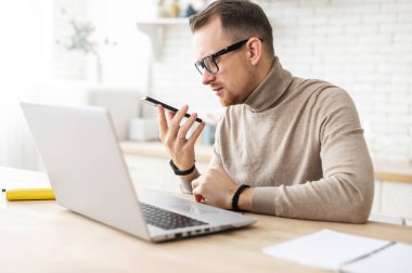 Genç erkek girişimci çoklu görevle meşgul