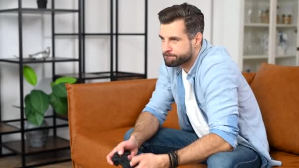 Hüsrana uğramış genç adam bir video oyunu kaybetti — Stok video