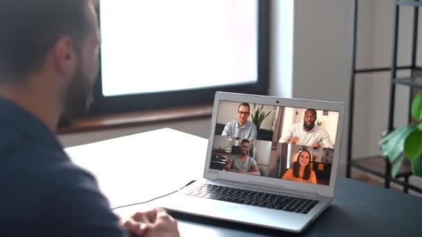 Um homem focado vestindo camisa casual usando um laptop para chamada de vídeo — Vídeo de Stock