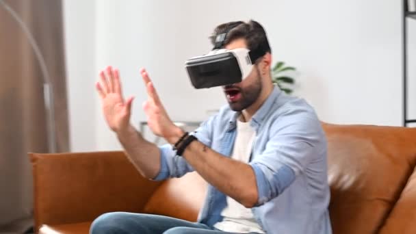 Opgewonden jongeman met VR-bril — Stockvideo