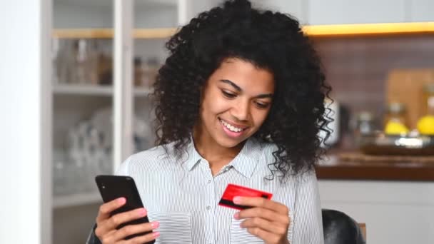 Sorrindo afro-americano adolescente compras online — Vídeo de Stock