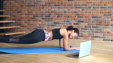 Etkin Afrikalı kadın çevrimiçi grup fitness eğitimine katılıyor