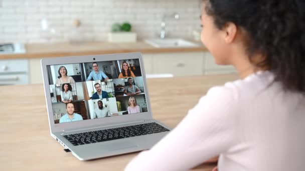 Een Afro-Amerikaanse vrouw die een laptop gebruikt voor videovergadering — Stockvideo