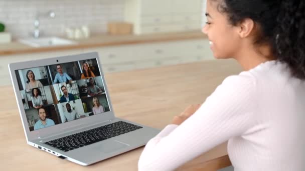 En afroamerikansk kvinne som bruker en bærbar PC til videomøte – stockvideo