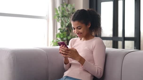 Sorprendido afroamericano adolescente — Vídeo de stock